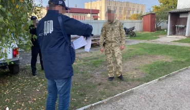2 000 доларів США за сприяння у переміщенні тютюнових виробів через державний кордон – ДБР затримало прикордонника (ВІДЕО)